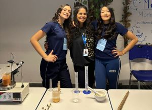 FOTO PEDAGOGA SESI COM ALUNAS NA FENIC