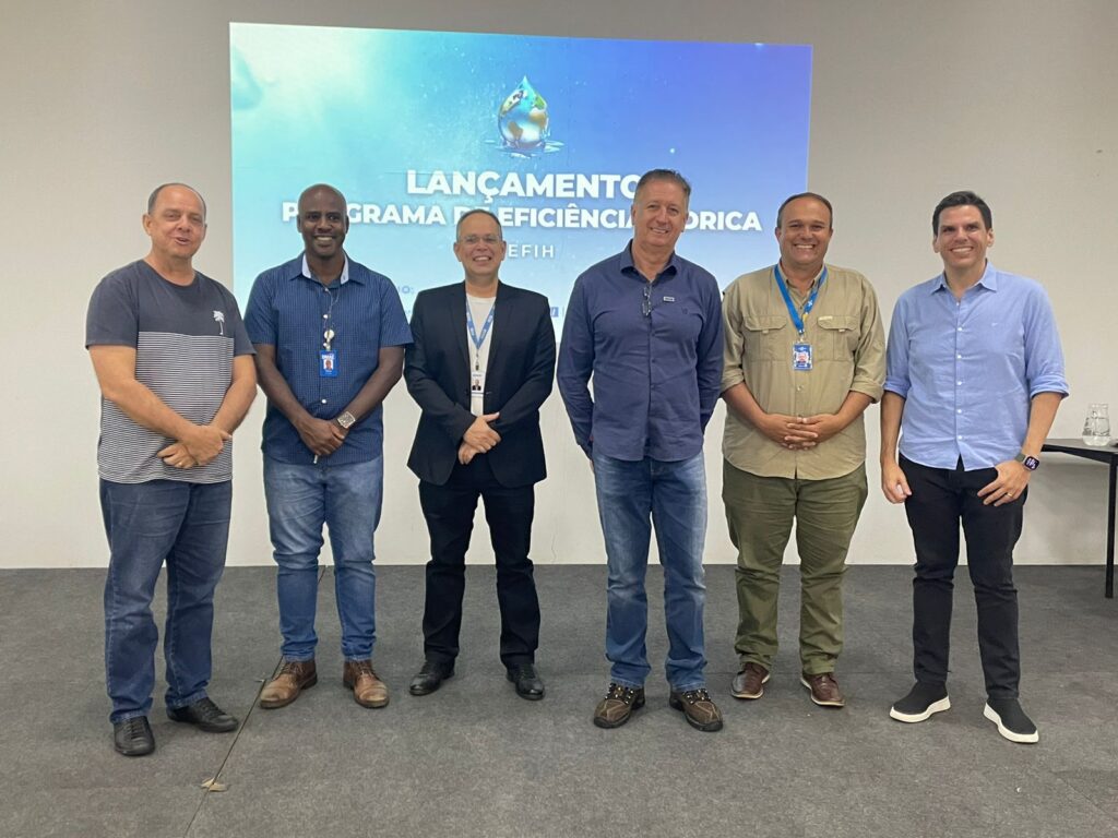 Da esquerda para a direita: Fábio Bertolucci, Presidente da Abrasel no Triângulo Mineiro, Marcelo Costa, Gerente de Operações de Tratamento do DMAE, Rogério Franco, Gerente do SENAI Uberlândia, José Alves, Presidente Regional, Eduardo Ramos, Analista de Negócios do SEBRAE MG e Renato Rezende, Diretor do DMAE. 