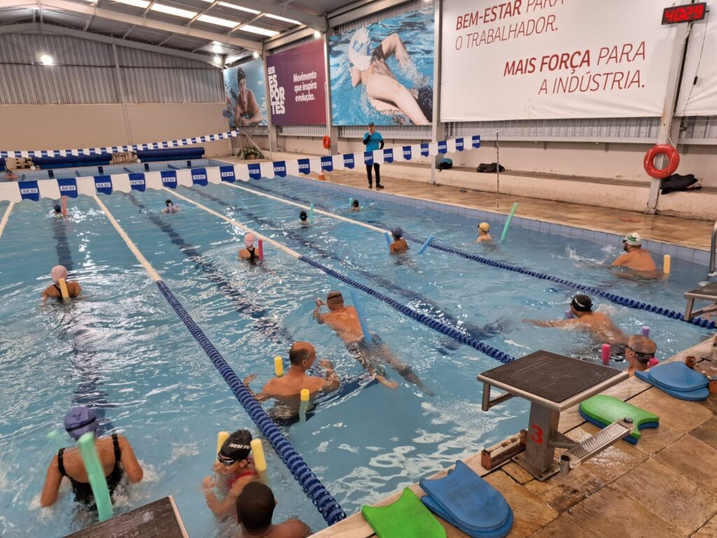 Pais participam de aulas de natação com seus filhos na Escola de Esportes do SESI JF