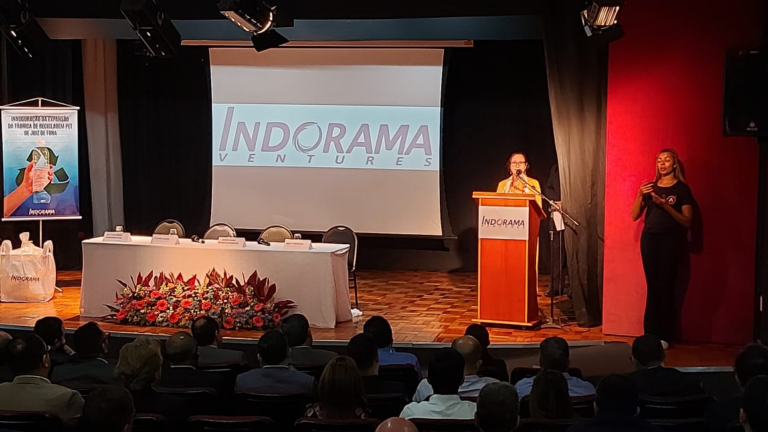 Secretária de Desenvolvimento de MG, Kahtleen Garcia, discursando na inauguração da Indorama