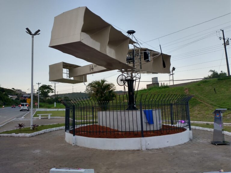 Monumento do 14-Bis, restaurado pelo SENAI CIDT LAS, de Juiz de Fora, é recolocado em exposição pública em Santos Dumont