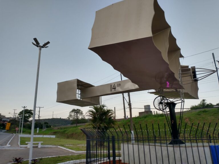 Monumento do 14-Bis, restaurado pelo SENAI CIDT LAS, de Juiz de Fora, é recolocado em exposição pública em Santos Dumont
