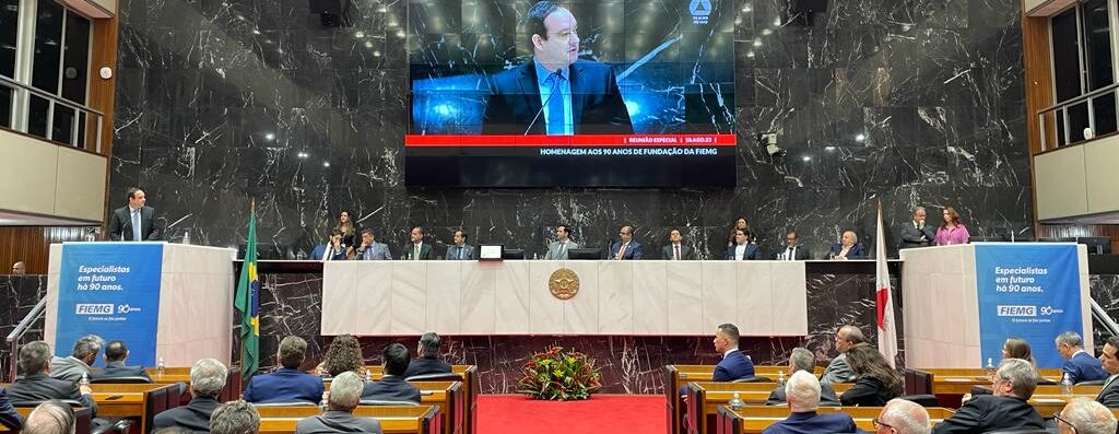 Presidente Flávio Roscoe discursa durante reunião especial na Assembleia Legislativa que homenageou a FIEMG