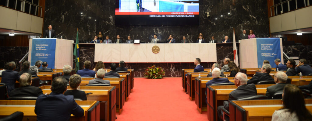 Presidente Flávio Roscoe discursa durante homenagem à FIEMG na ALMG
