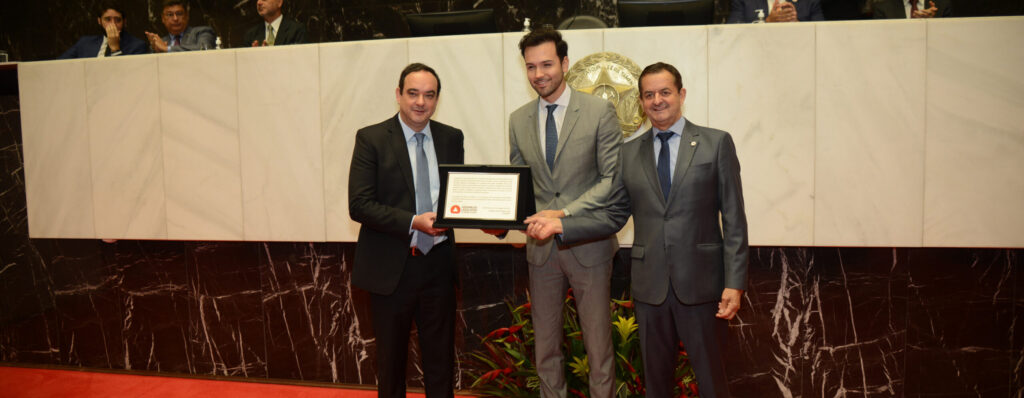 Presidente Flávio Roscoe recebe placa da ALMG em homenagem aos 90 anos da instituição