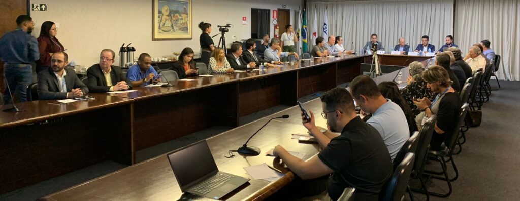 Reunião com diferentes representantes de entidades privadas e poder público sobre o Aeroporto Carlos Prates
