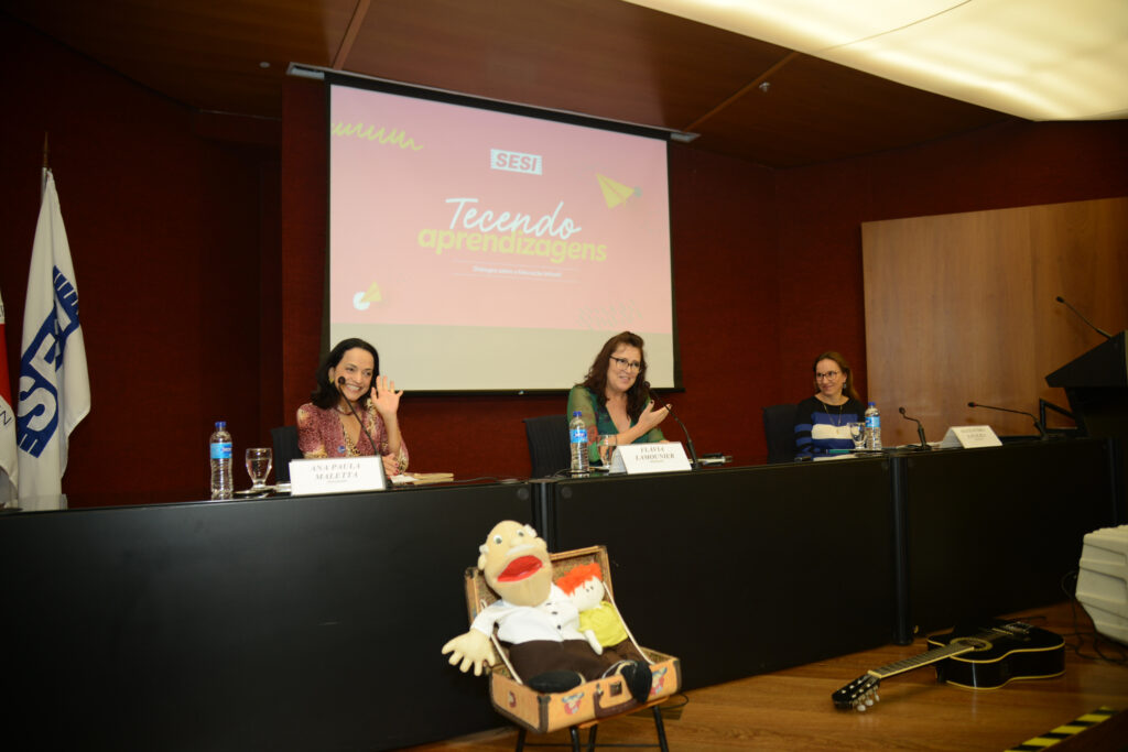 Mesa de debates com o tema Diálogos sobre educação infantil – Tecendo Aprendizagens, com as doutoras em educação, Flávia Lamounier Gontijo, Ana Paula Braz Maletta e Alessandra Latalisa de Sá