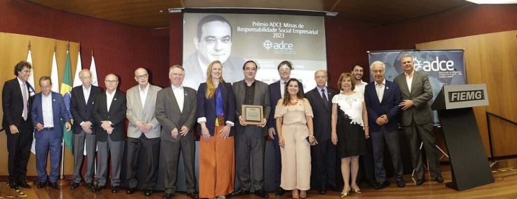 Flávio Roscoe é homenageado pela ADCE-MG