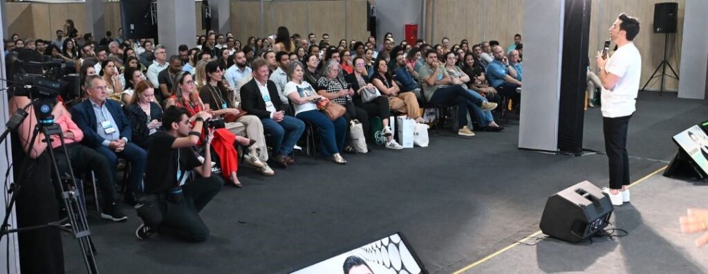 Fundador da escola Vende-c e autor do best-seller 	“Seja Foda!”, Caio Carneiro