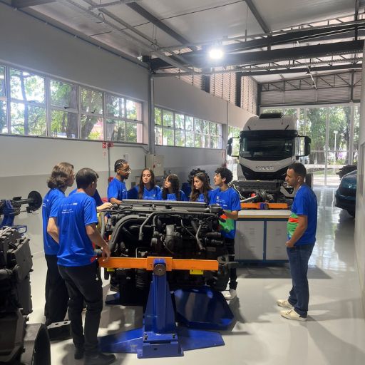 Da sala de aula para o futuro da indústria: jovens levam a COP 30 para Minas e inovam na descarbonização do transporte